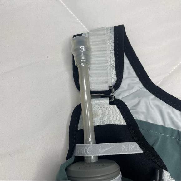 New Women Kiger Running Vest 4.0
Medium/Large
Hasta/Black/Pure Platinum/Silver - Picture 7 of 15